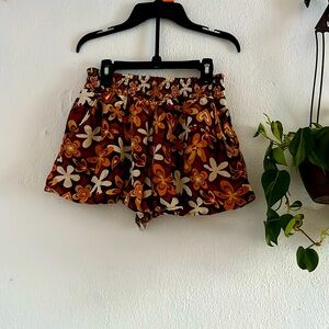 Flowy shorts, high rise, with flowers and hearts